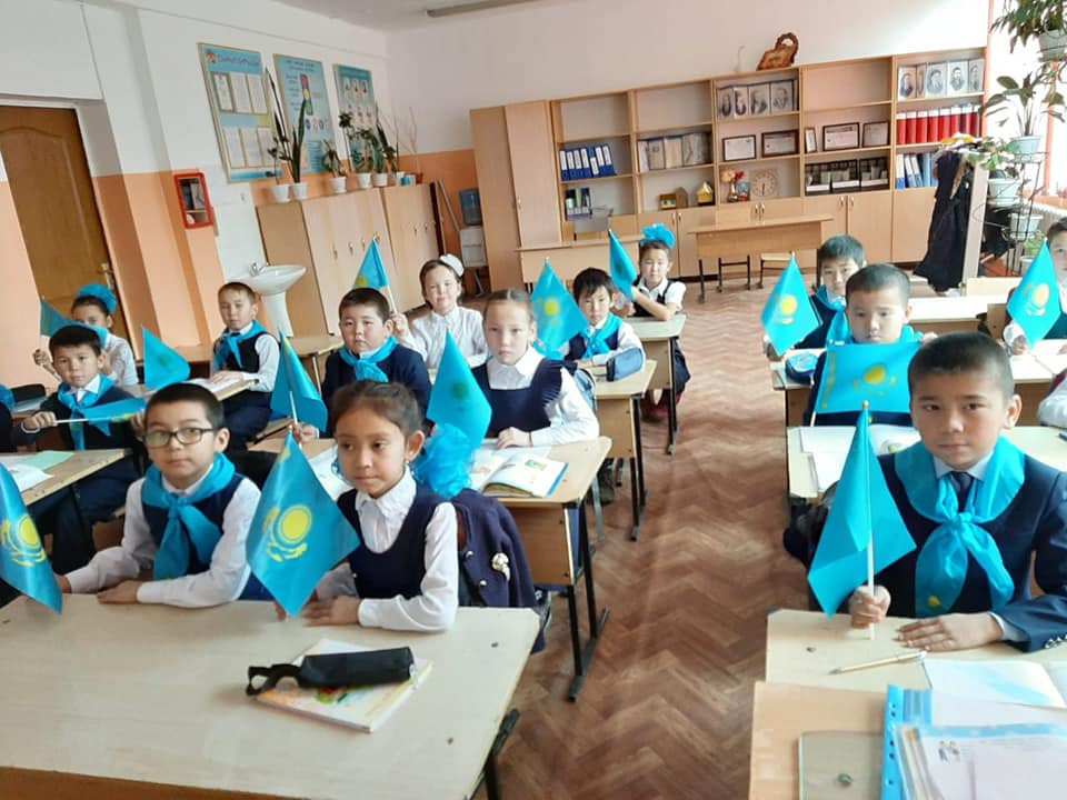 Екпінді ауылы #2 орта мектепте 16 желтоқсан Тәуелсіздік күніне орай бастауыш және жоғарғы сынып мұғалімдері сынып сағаттарын өткізд